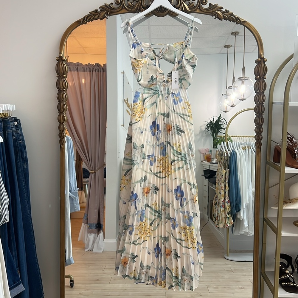 Astr Floral Maxi Dress in Cream and Blue - Picture 3 of 5